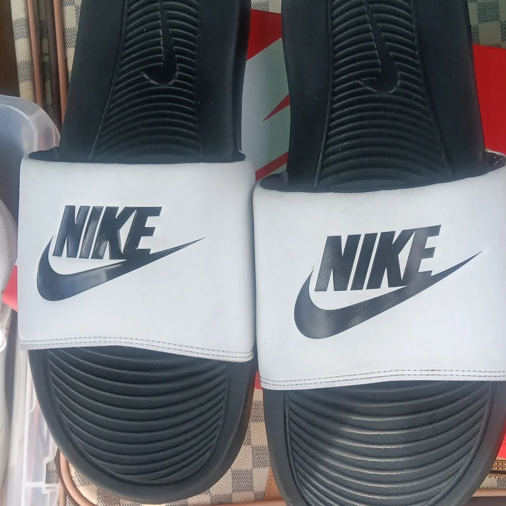 Nike slides